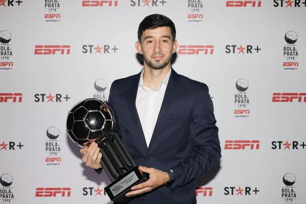 Villasanti recebe premiação de melhor volante, cita Grêmio no discurso e é tietado por Suárez Villasanti representou o Grêmio