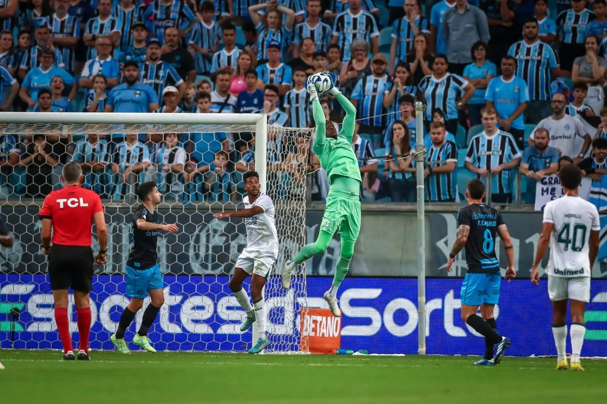 Grêmio teve Caíque como titular por escolha de Renato
