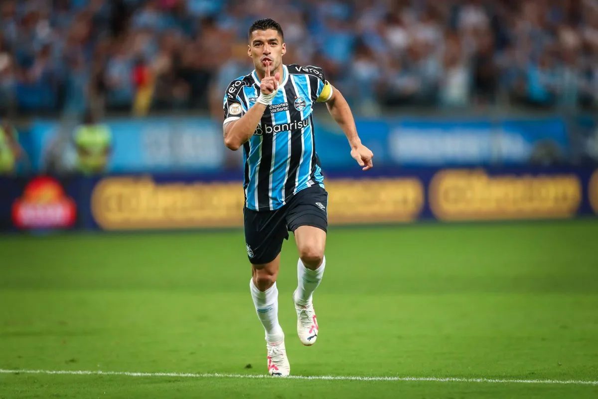 Suárez perde a paciência com ex-jogador do Grêmio em eliminação do Uruguai: "Tudo volta" Suárez na época de Grêmio