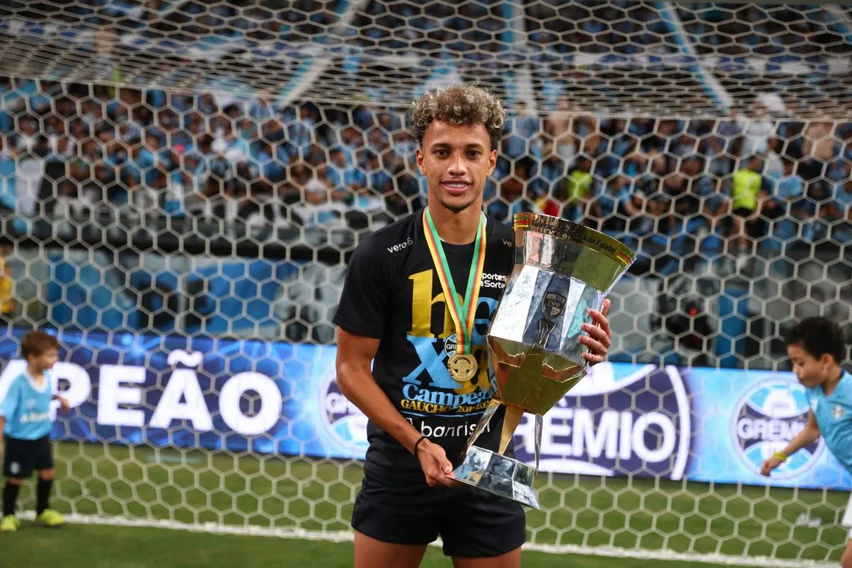 Bitello escreve recado para zagueiro que errou cavadinha e cutuca Inter: "Mais um ano" Grêmio já teve Bitello