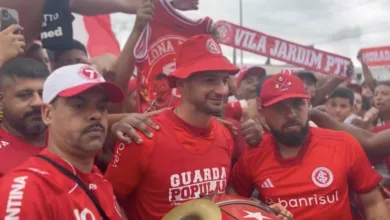 Lucas Alario desembarca em Porto Alegre e é recebido com festa por torcedores do Inter; veja vídeos