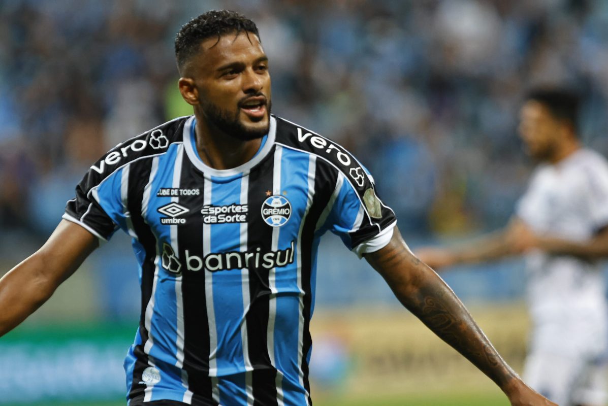 Do campo, Reinaldo tentou mudar postura do Grêmio diante do Palmeiras: "Era isso que eu pedia" Reinaldo pelo Grêmio