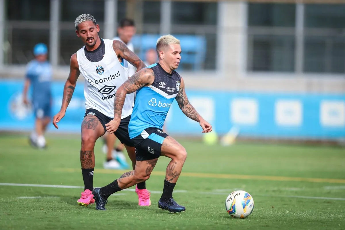 No aguardo de novos reforços, Renato faz teste com Soteldo em posição diferente no Grêmio Renato