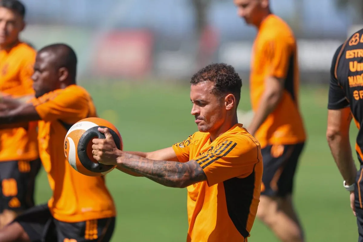 Inter não terá três titulares no começo do Gauchão e jogará com público "completo" no dia 4 Inter