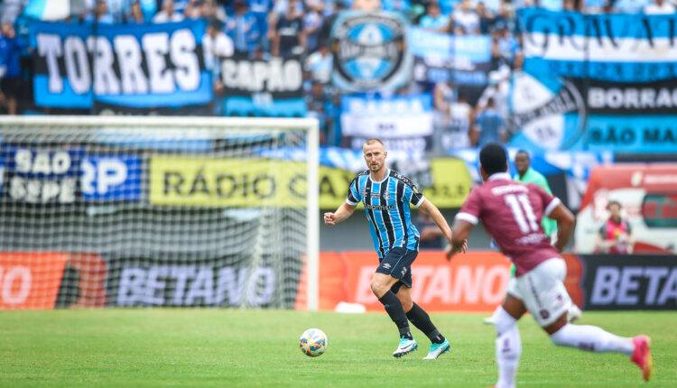 Rodrigo Ely errou em derrota do Grêmio