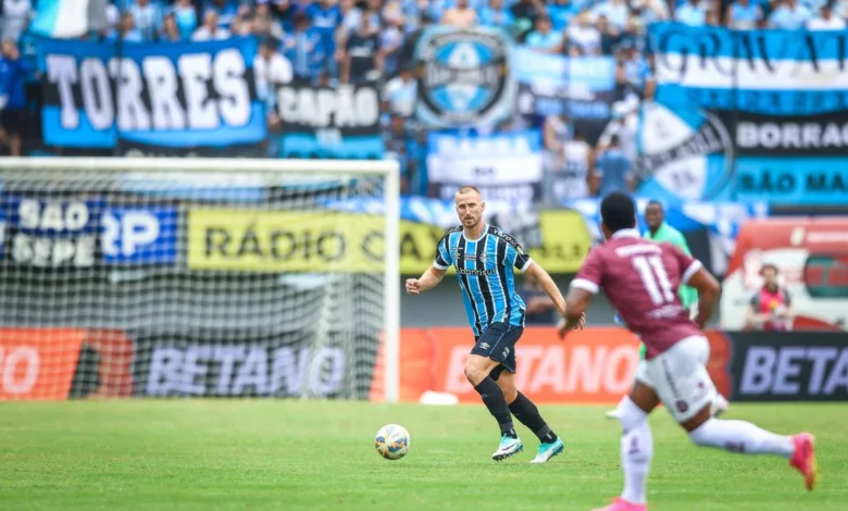 Rodrigo Ely errou em derrota do Grêmio