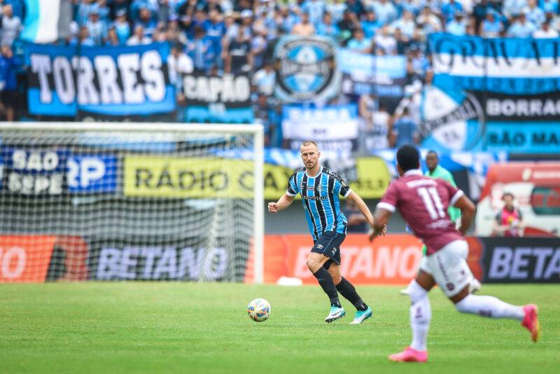 Rodrigo Ely errou em derrota do Grêmio