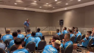 Humorista se apresenta na concentração do Grêmio e faz Soteldo cair na gargalhada; assista Grêmio