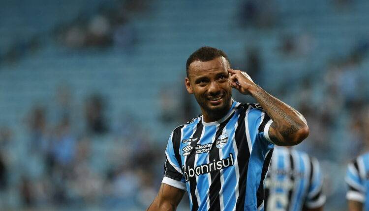 João Pedro Galvão pelo Grêmio