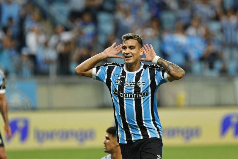 Grêmio aguarda retorno de Aravena e abre disputa no time com vários candidatos Grêmio aguarda retorno de Aravena e abre disputa no time com vários candidatos Técnico Mano Menezes entende que o Grêmio terá uma "oportunidade de ouro" na terça-feira diante do Godoy Cruz, na Arena, em Porto Alegre.