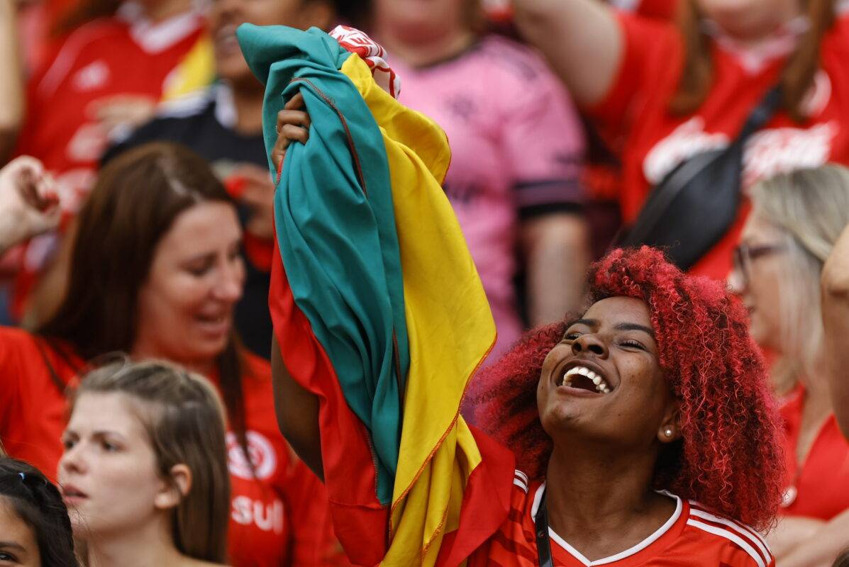 Vídeo - mulheres coloradas "representam" e fazem bonita festa dentro e fora do Beira-Rio