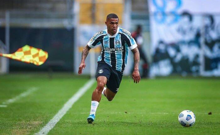 Douglas Costa pelo Grêmio em 2021