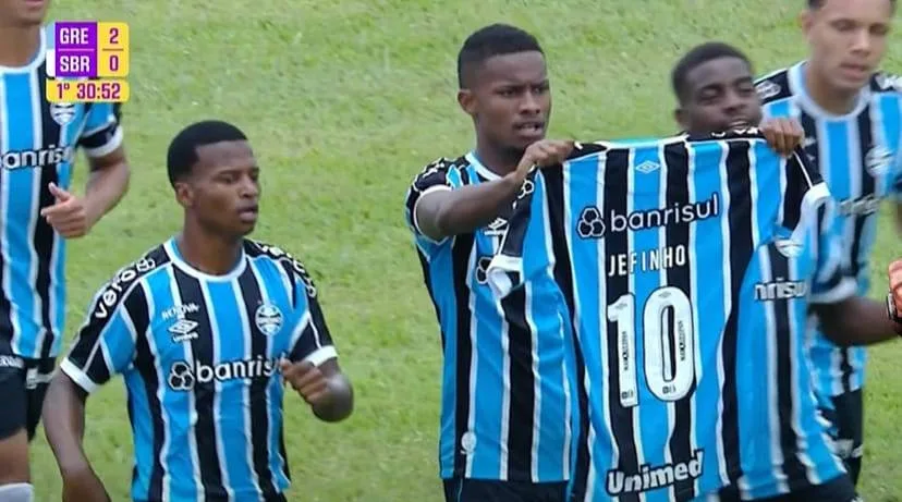 Jogadores do Grêmio levam camisa 10 e fazem homenagem a Jefinho na estreia da Copa São Paulo Grêmio