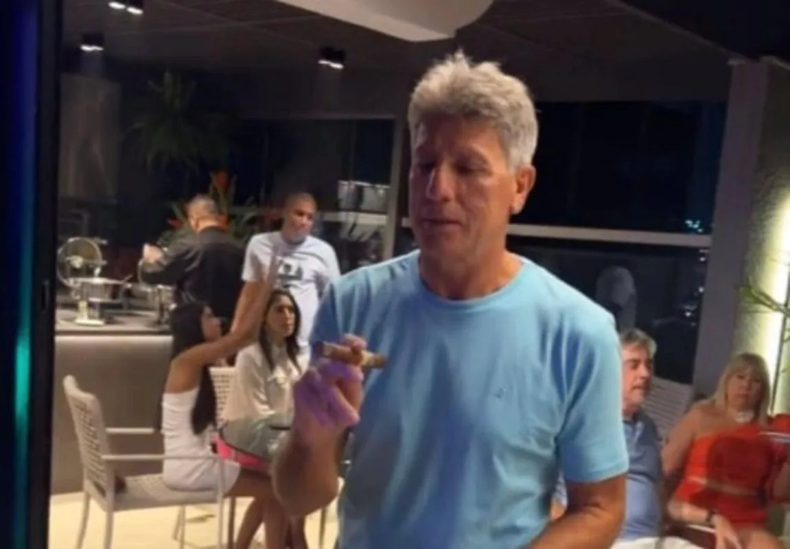 Carol Portaluppi compartilha vídeo de Renato passando a virada de ano: "2 reais ou um pai altinho?" Renato