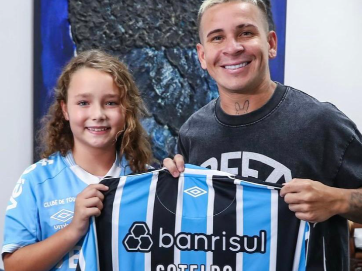 Do mesmo tamanho? Pequena torcedora do Grêmio vai ao CT e ganha camisa que pediu de Soteldo