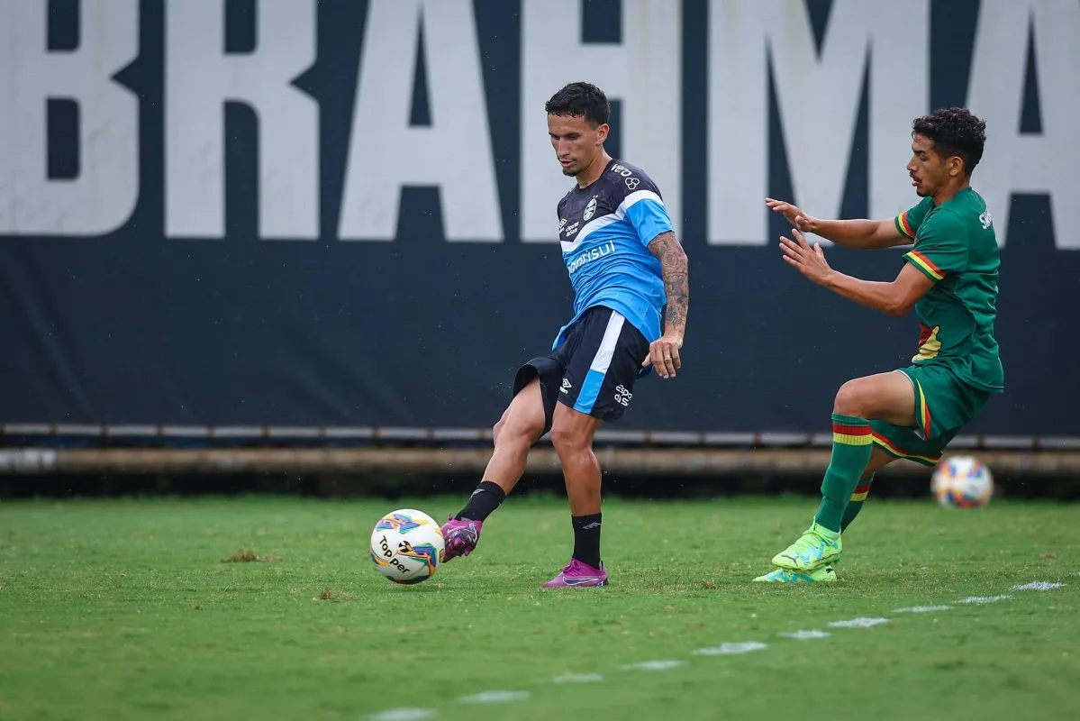 Dodi se coloca à disposição para ser titular do Grêmio na estreia da Libertadores: "Todos sonham em disputar" Dodi pelo Grêmio