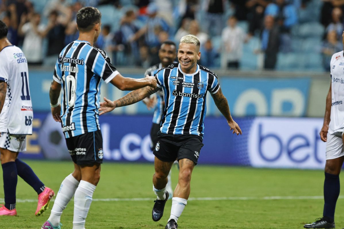 Soteldo aprova estreia na Arena e confirma que usa camisa infantil: "A P é grande para mim" Soteldo pelo Grêmio