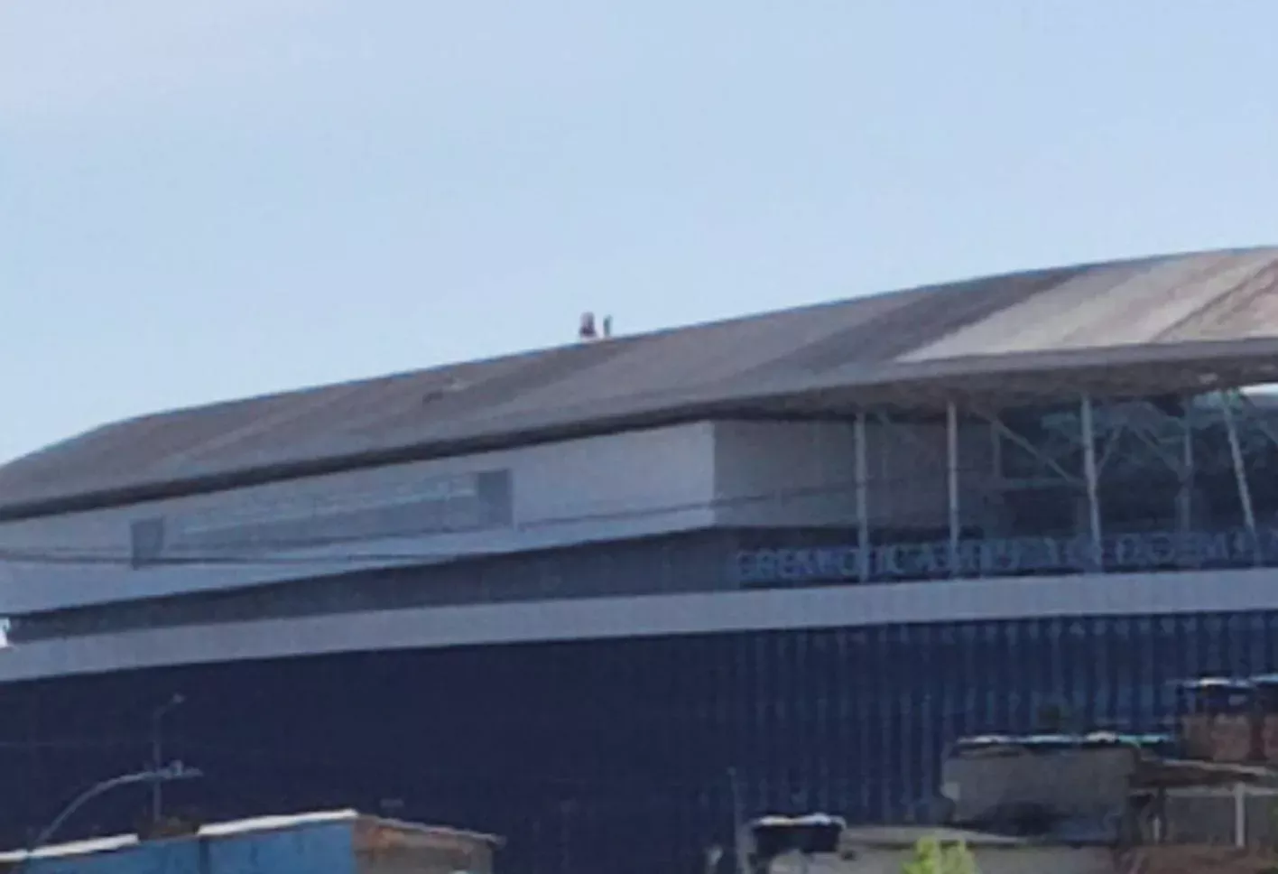 Presidente do Grêmio cobra Arena por limpeza no teto do estádio: "Acho uma barbaridade" Grêmio utilizando a Arena
