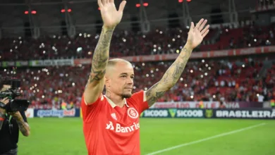 Ex-árbitro revela como era apitar partidas de D'Alessandro: "Vi poucos fazerem igual" D'Alessandro e Mauricio pelo Inter