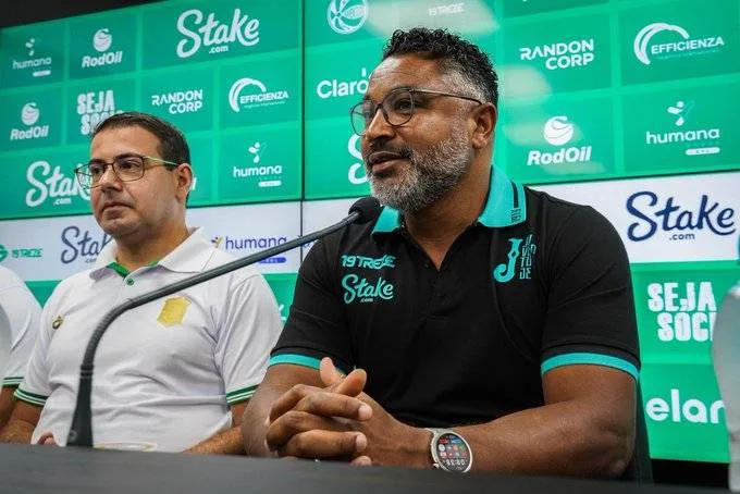 Roger, ex-Grêmio, pelo Juventude; ele teve derrota para o Inter