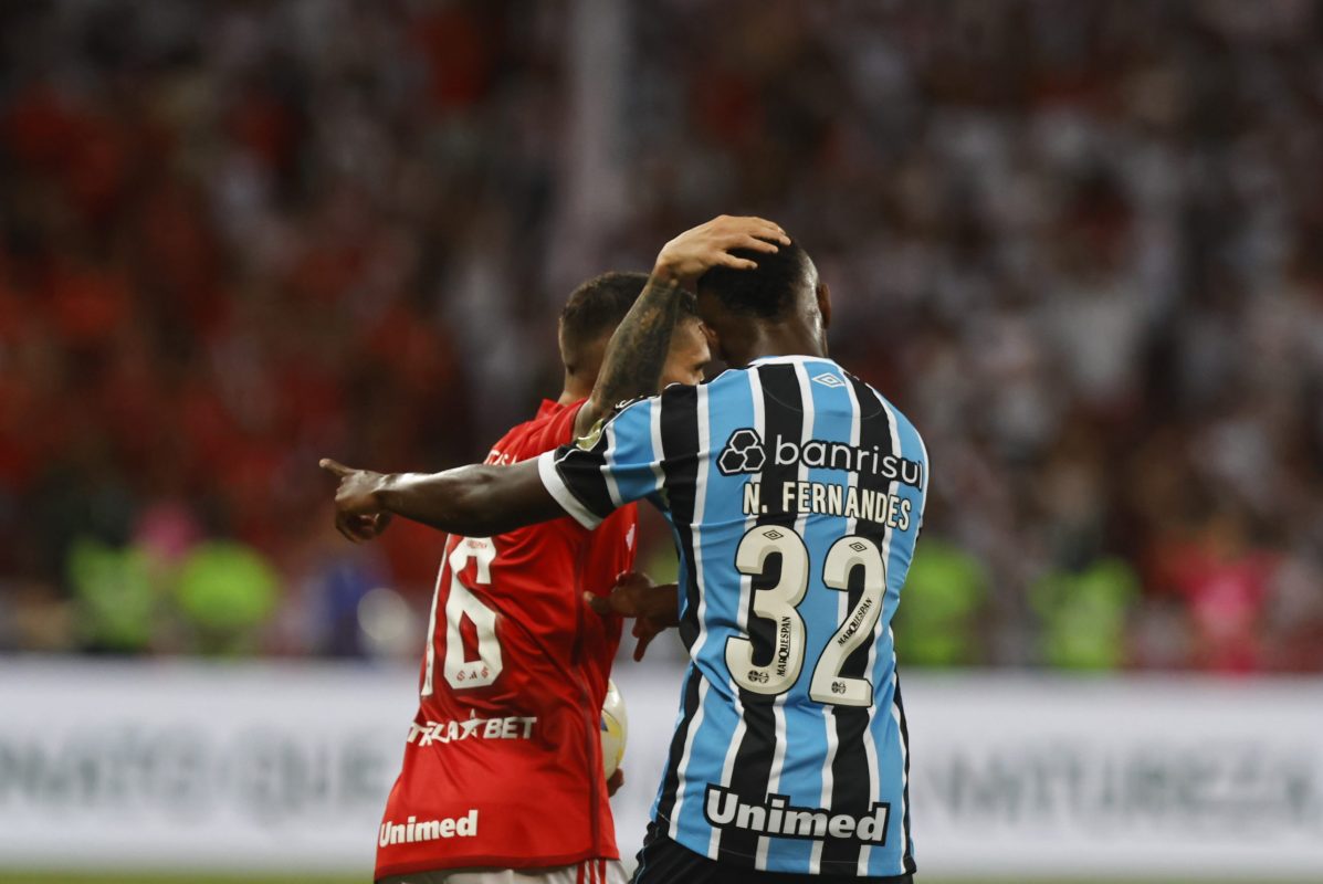 Dupla Gre-Nal tem dificuldade em manter treinos e não vê "clima" para jogar no meio da semana Gre-Nal do primeiro turno do Brasileirão terá desfalques de Grêmio e Inter