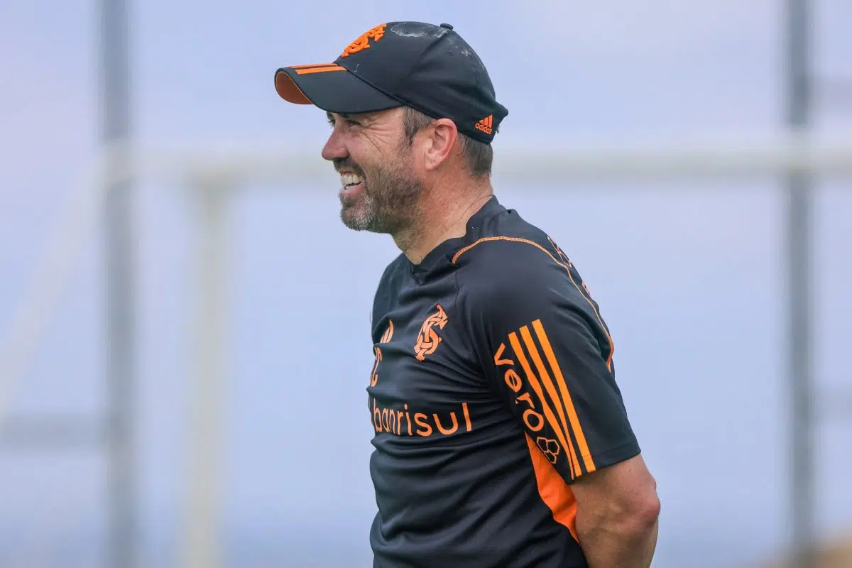 Coudet recebe provocação de torcedor do Grêmio após coletiva: "Pronto para perder o Gre-Nal?" Coudet