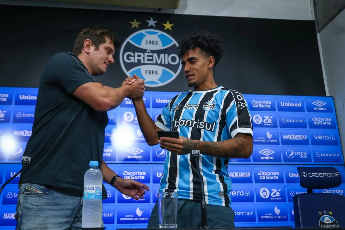 A numeração de Pavón e Du Queiroz no Grêmio e a camisa que segue "livre" no elenco Grêmio