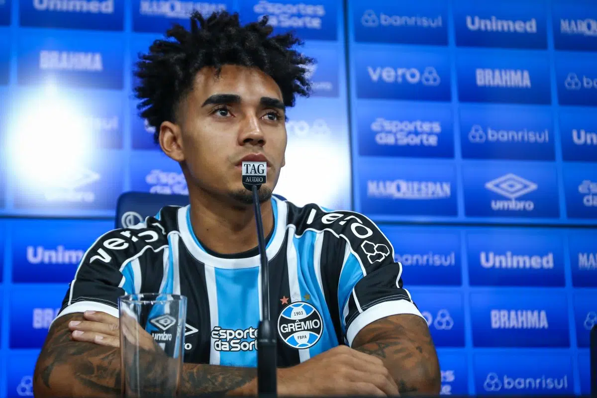 "Fundamental para o empate": Du Queiroz compartilha post sobre sua atuação em jogo do Grêmio Du Queiroz pelo Grêmio de Renato