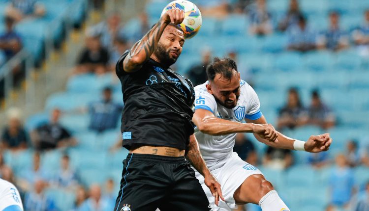 João Pedro Galvão pelo Grêmio