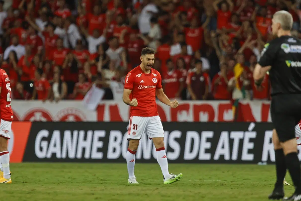 Alario perde espaço no elenco, mas Inter desconhece informações de possível saída Lucas Alario fez gol pelo Inter
