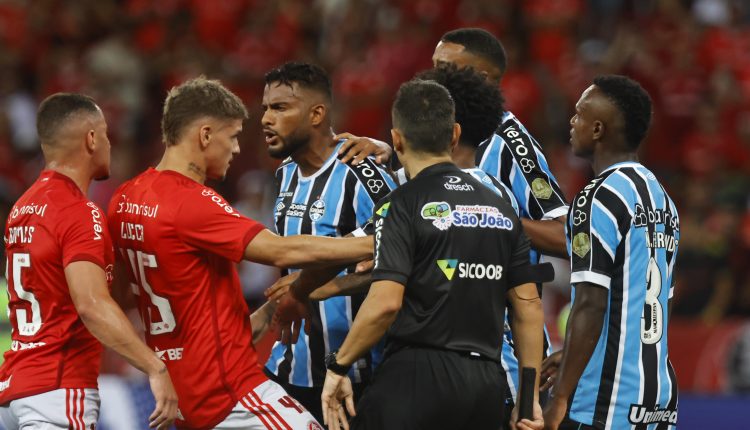 Grêmio contra o Inter no Gre-Nal do Gauchão