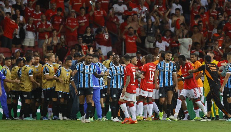 Grêmio e Internacional em um futuro Gre-Nal