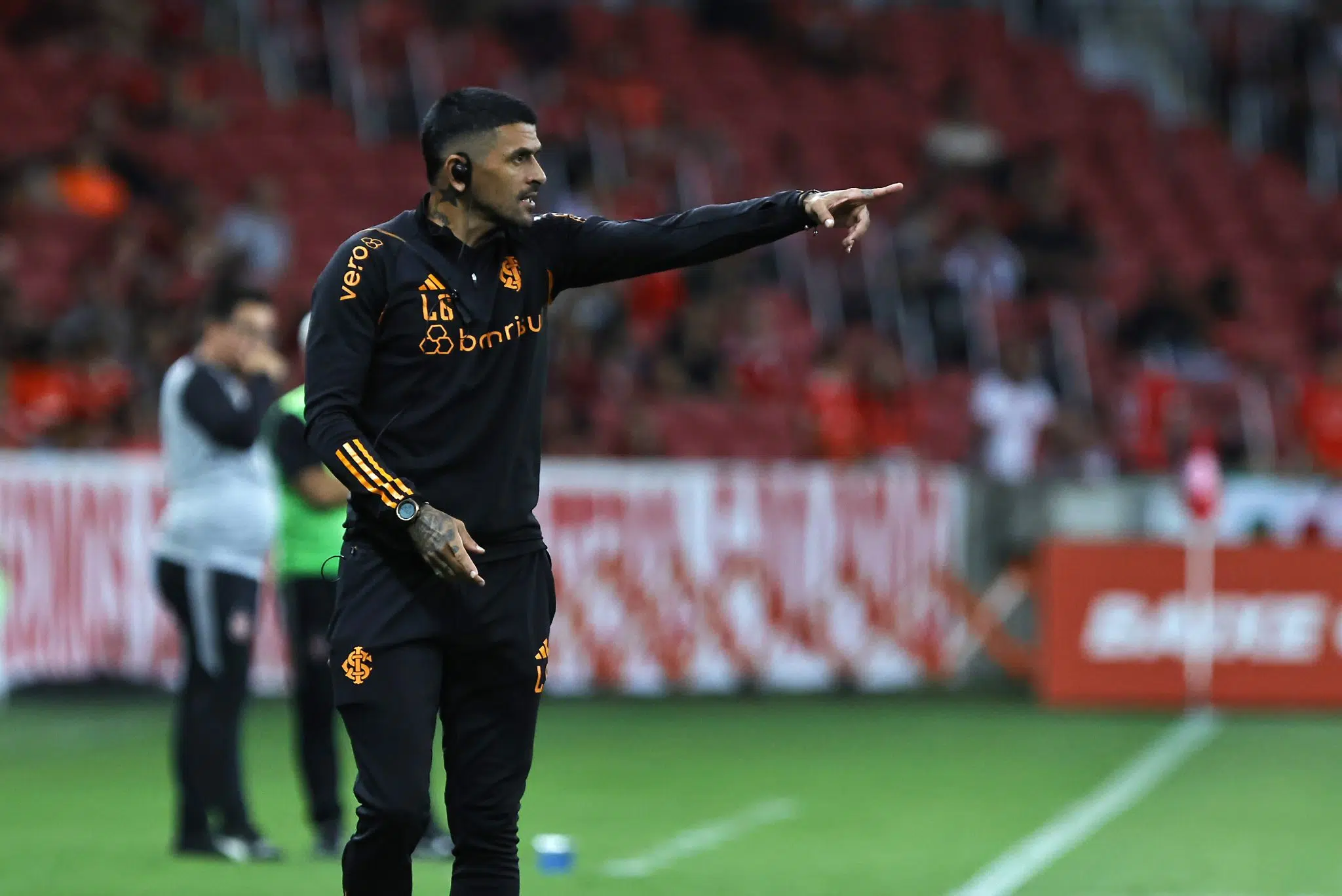 Perfeccionista, Lucho González elogia atuação do Inter, mas se diz "triste" pelo gol sofrido Lucho González, treinador auxiliar suprindo a ausência de Eduardo Coudet, no Inter