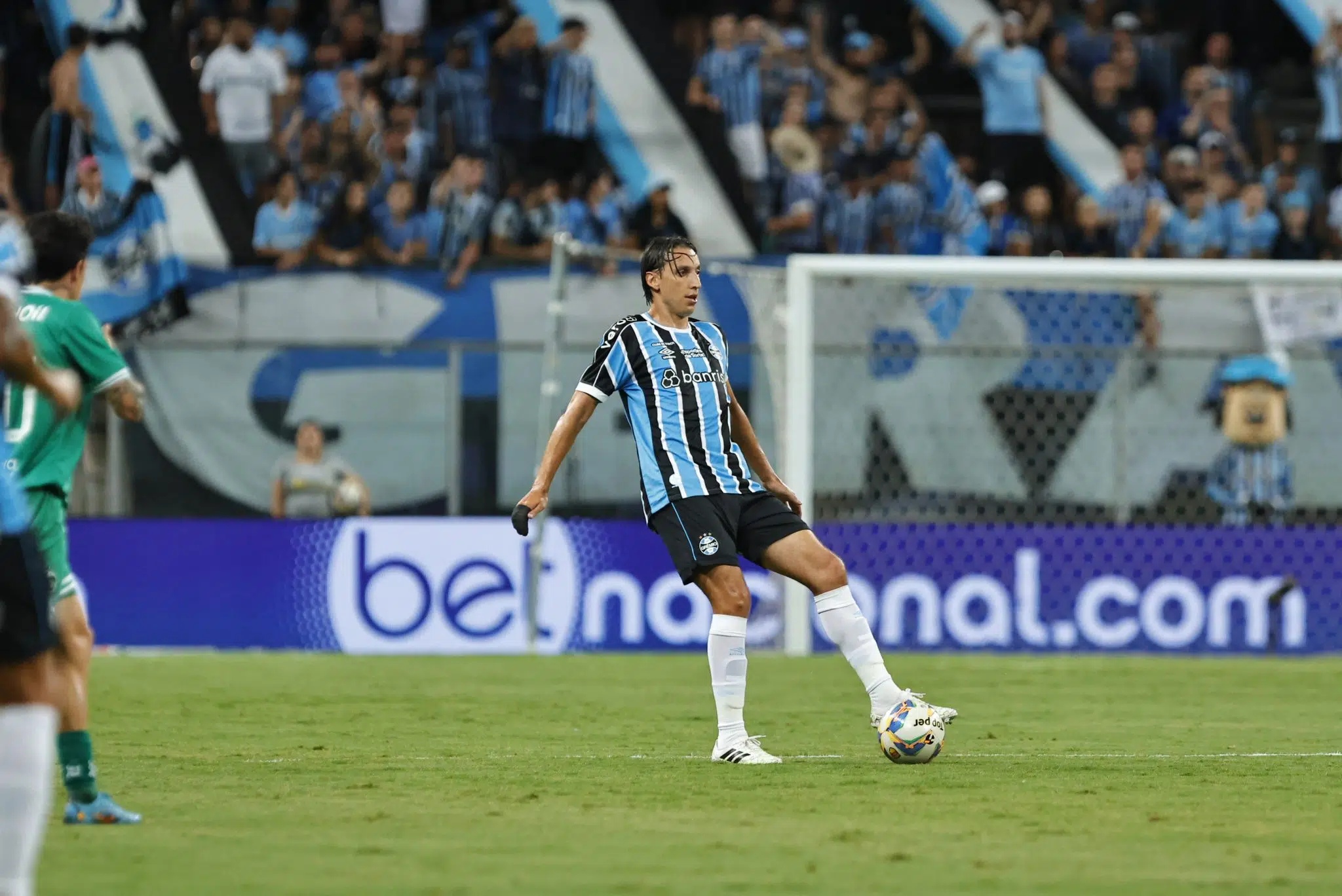 Apesar da ideia de Renato, Geromel diz que também pode jogar fora de casa: "Disponível" Geromel pelo Grêmio