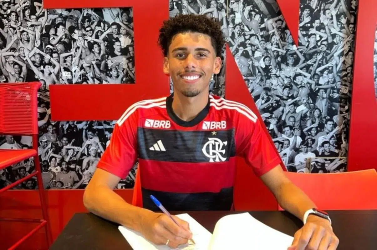 Reforço do Flamengo, jovem zagueiro publica despedida ao Grêmio na web: "Fim de ciclo" Grêmio