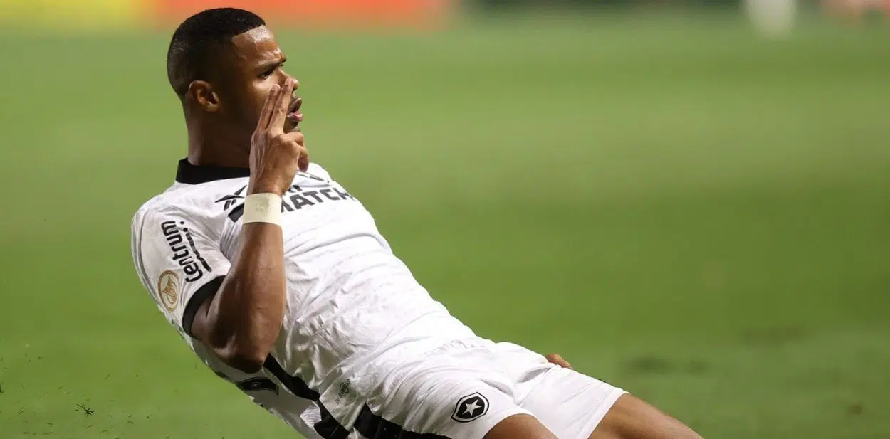 O jogador que o Grêmio ofereceu ao Botafogo para tentar a contratação de Júnior Santos Grêmio de Renato teve interesse em Júnior Santos, do Botafogo