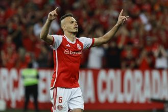 Renê sofre forte pancada na cabeça e deixa Beira-Rio de ambulância; Inter atualiza caso Renê pelo Inter