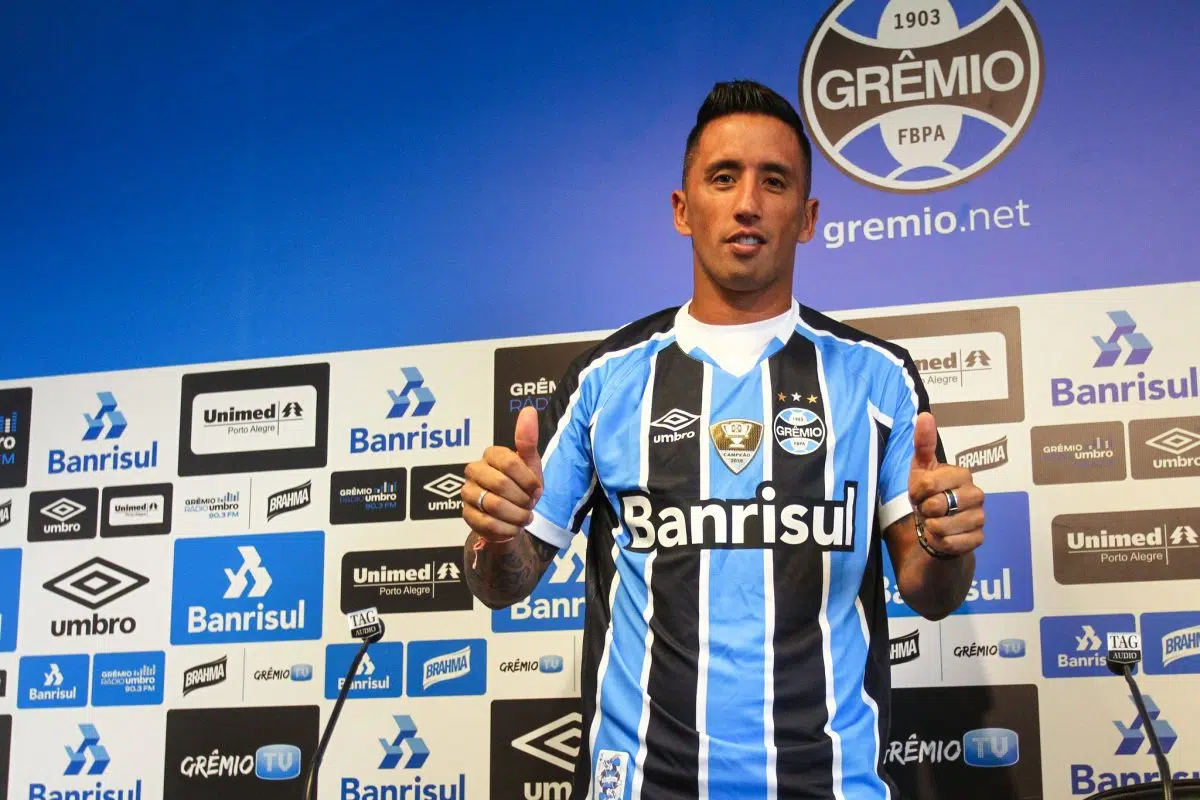 Barrios encontra dirigentes do Grêmio, lembra 2017 e mostra carinho: "Nunca vou esquecer" Lucas Barrios na época de Grêmio