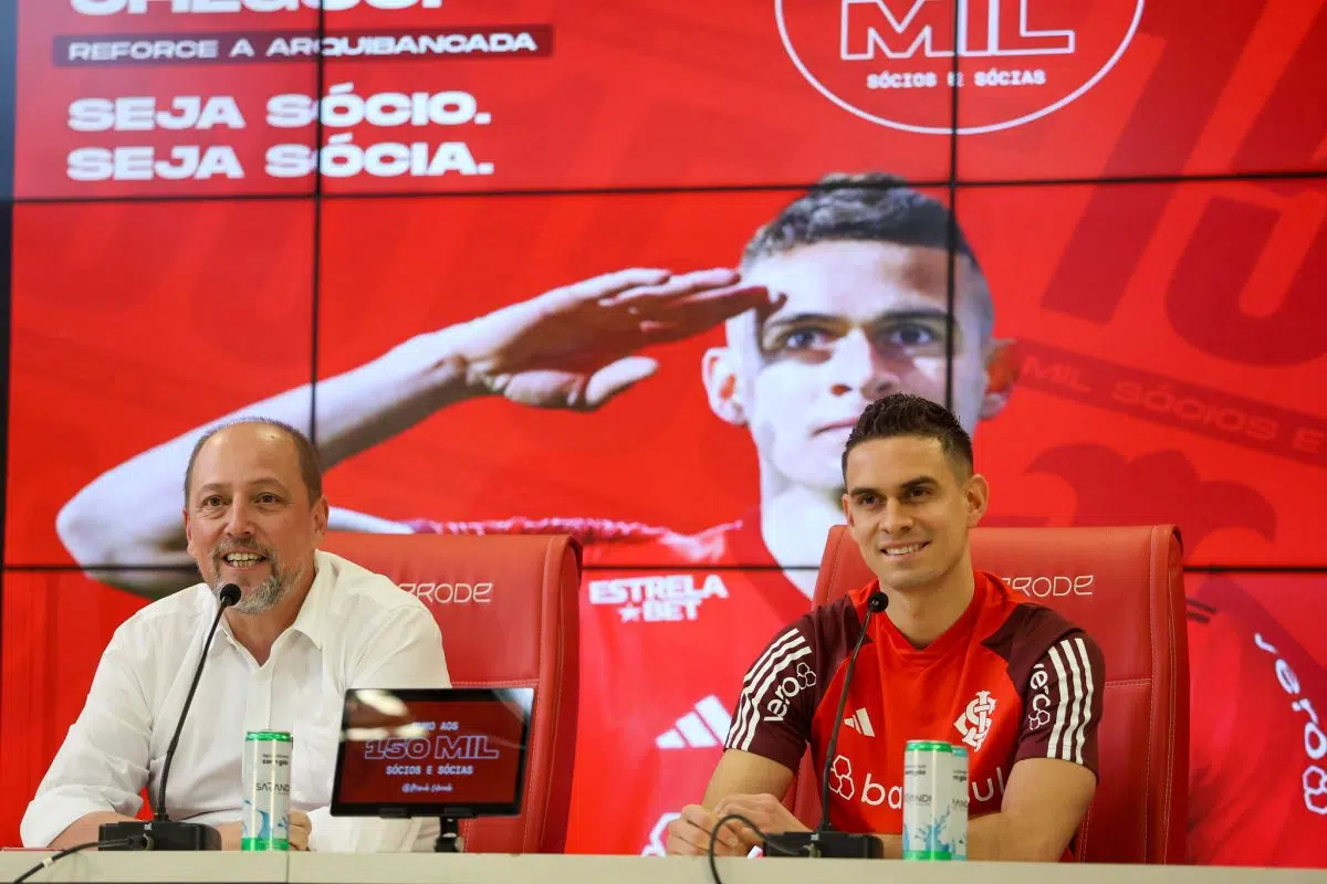Presidente do Inter recua após forte entrevista e faz garantia sobre Borré: "Não vamos torrar jogadores" Borré ao lado do presidente do Inter, Alessandro Barcellos
