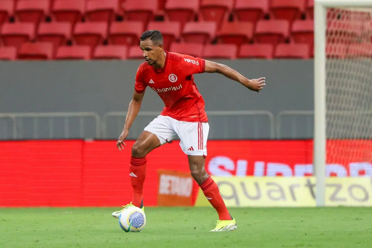 Fernando agrada Coudet na linha defensiva e pode ganhar sequência como zagueiro do Inter Fernando em sua estreia pelo Inter