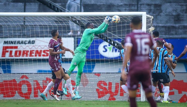 Caíque foi titular do Grêmio contra o Caxias