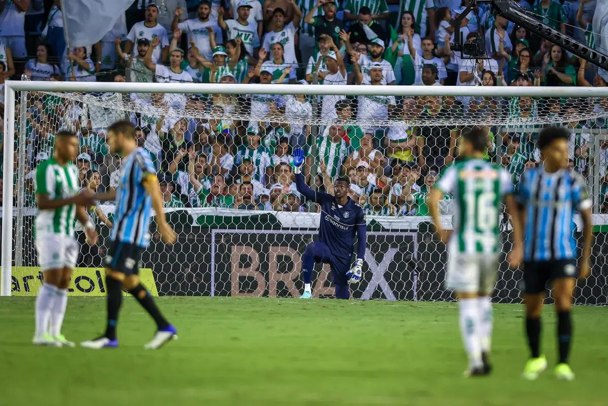 Erro de quem? Caíque e Rodrigo Ely se manifestam sobre lance que quase complicou o Grêmio Grêmio com Caíque
