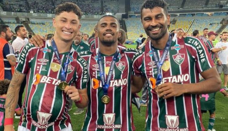 Douglas Costa, ex-Grêmio, celebrando título pelo Fluminense; Renato citou