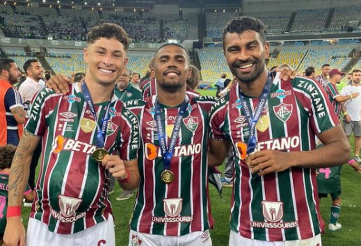 Douglas Costa, ex-Grêmio, celebrando título pelo Fluminense; Renato citou