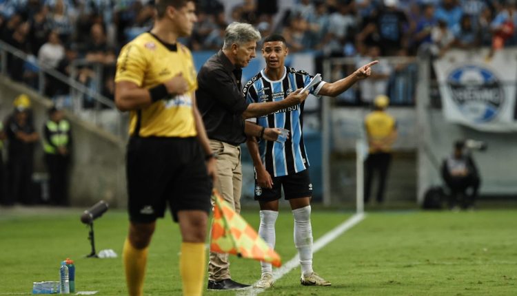 Gustavo Nunes com Renato no jogo do Grêmio