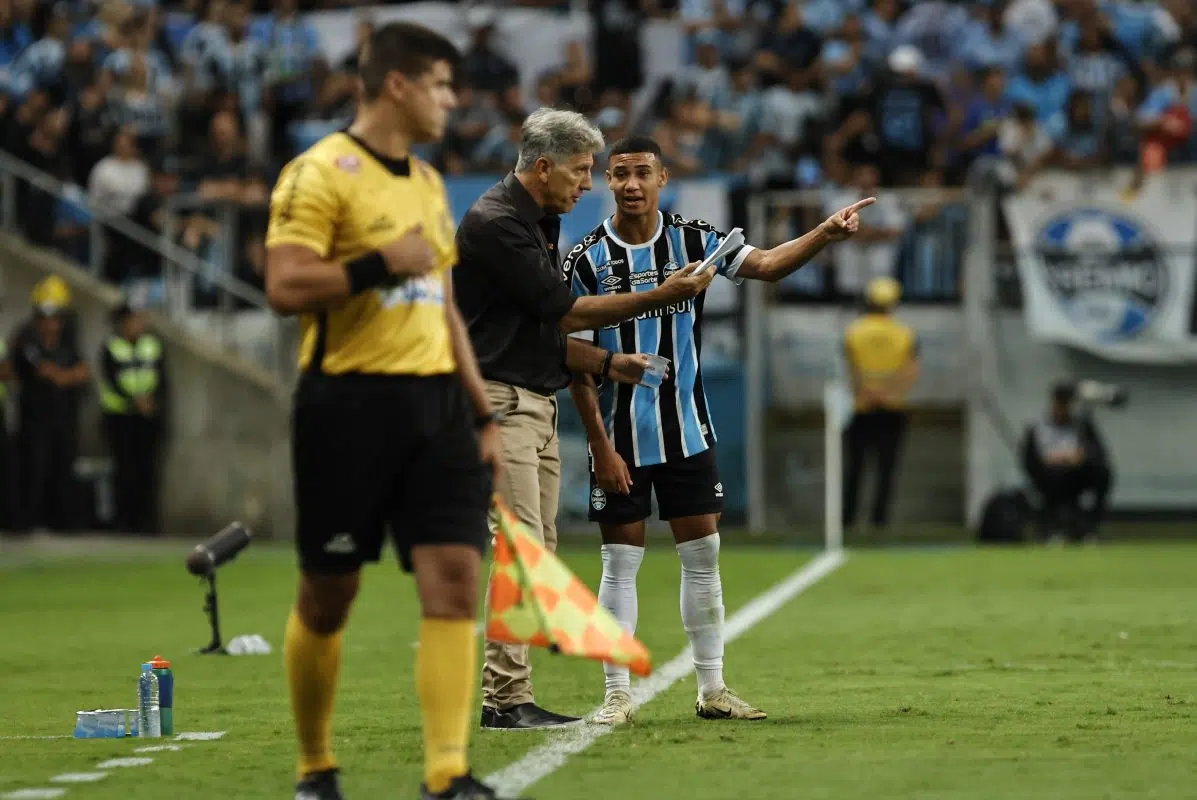 Grêmio confirma a saída de zagueiro e publica comunicado oficial sobre Gustavo Nunes Gustavo Nunes com Renato no jogo do Grêmio