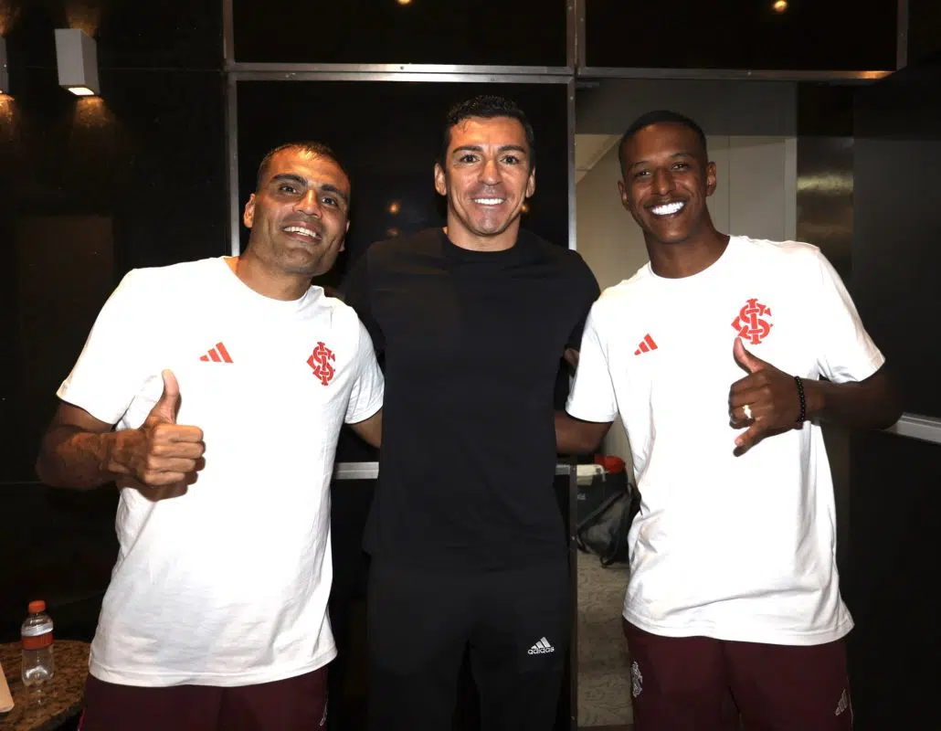 Lúcio visita concentração do Inter em Brasília, tira foto com zagueiros e diz: "Prazer imenso" Lúcio visitando o Inter