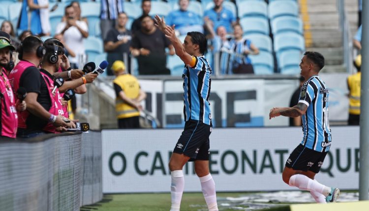 Geromel comemora gol pelo Grêmio