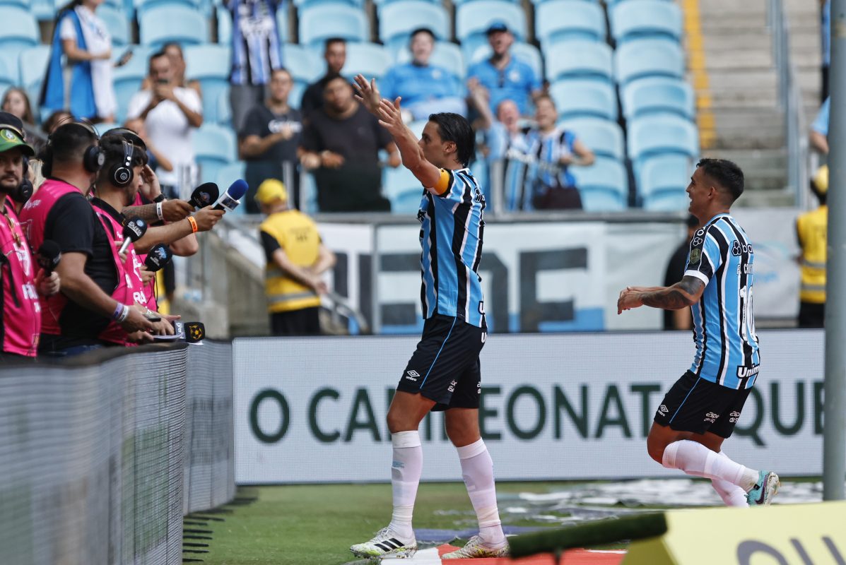 Geromel comemora gol pelo Grêmio