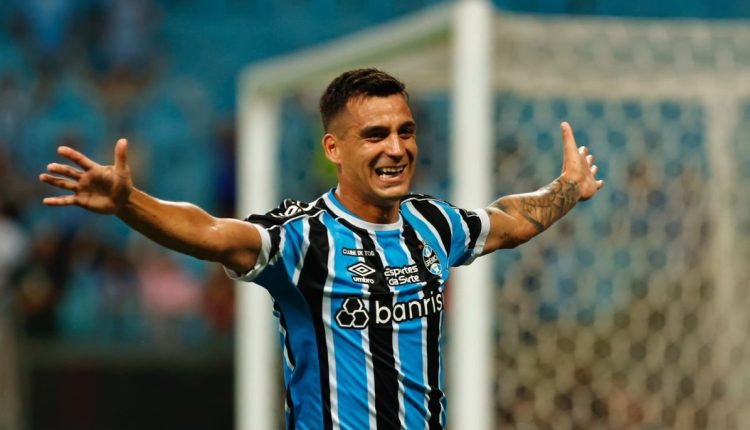 Cristaldo, no Grêmio, elogiado por Renato